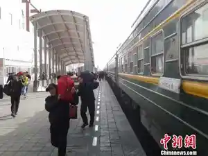 务工客流进新疆淘金 吐鲁番火车站胜似春运