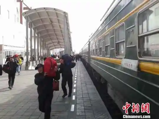 务工客流进新疆淘金 吐鲁番火车站胜似春运