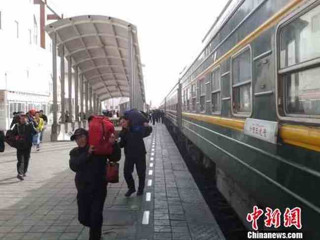 务工客流进新疆淘金 吐鲁番火车站胜似春运