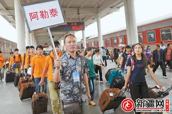 今年暑运首趟内高（初）班学生列车10日抵乌