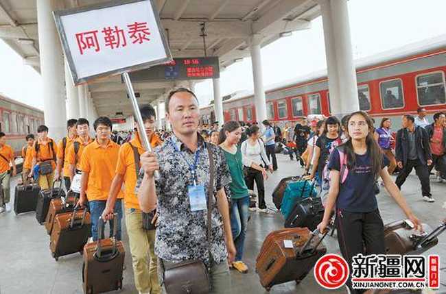 今年暑运首趟内高（初）班学生列车10日抵乌