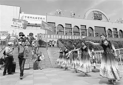 河南首列“援疆号”旅游专列抵达新疆哈密