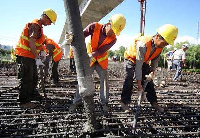 新建铁路哈密货车南环线工程主体贯通,图二