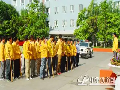 乌铁局奎屯工务段党委针对“7.5”展开反恐演练 强化提高安全防范维稳能力