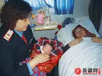 乌鲁木齐K595列车里一孕妇突然临产 众人援手助分娩