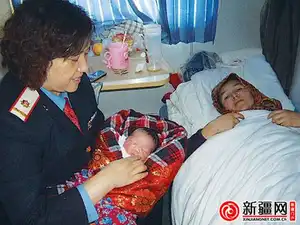 乌鲁木齐K595列车里一孕妇突然临产 众人援手助分娩