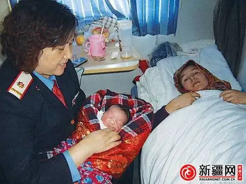 乌鲁木齐K595列车里一孕妇突然临产 众人援手助分娩
