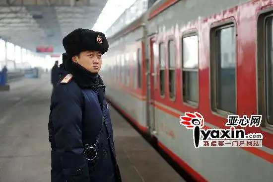 大衣帽子皮手套乌鲁木齐火车站站务员寒风中一站9小时