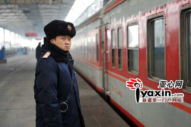 大衣帽子皮手套乌鲁木齐火车站站务员寒风中一站9小时,图二