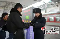 大衣帽子皮手套乌鲁木齐火车站站务员寒风中一站9小时