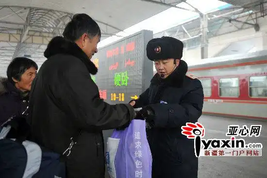 大衣帽子皮手套乌鲁木齐火车站站务员寒风中一站9小时