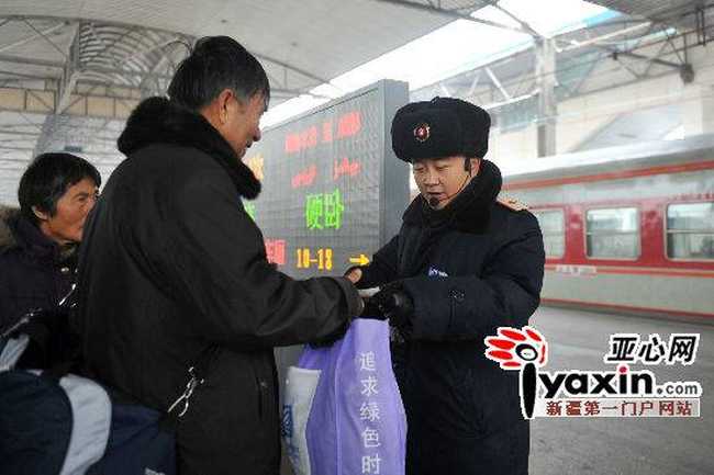 大衣帽子皮手套乌鲁木齐火车站站务员寒风中一站9小时,图一