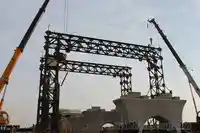 新建兰新铁路哈密盐泉特大桥架梁龙门吊搭设完毕