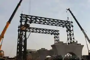 新建兰新铁路哈密盐泉特大桥架梁龙门吊搭设完毕