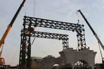 新建兰新铁路哈密盐泉特大桥架梁龙门吊搭设完毕,图一