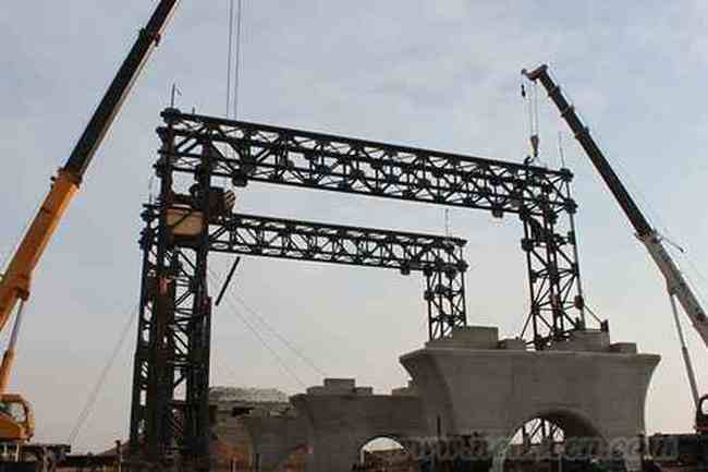 新建兰新铁路哈密盐泉特大桥架梁龙门吊搭设完毕,图一