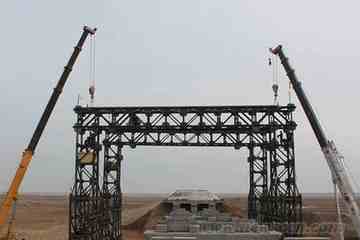 新建兰新铁路哈密盐泉特大桥架梁龙门吊搭设完毕,图四