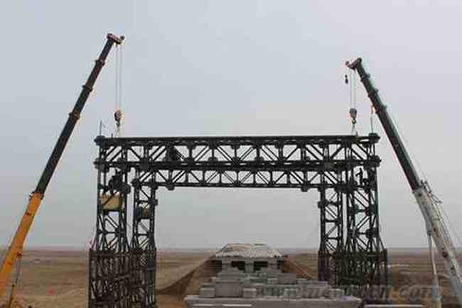 新建兰新铁路哈密盐泉特大桥架梁龙门吊搭设完毕,图四