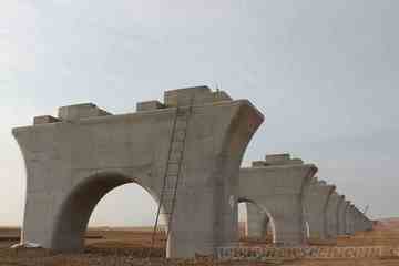 新建兰新铁路哈密盐泉特大桥架梁龙门吊搭设完毕,图二