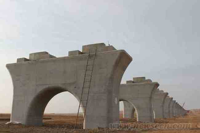 新建兰新铁路哈密盐泉特大桥架梁龙门吊搭设完毕,图二