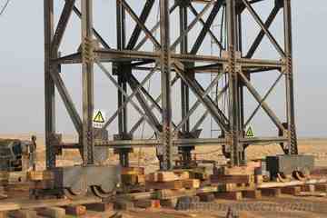 新建兰新铁路哈密盐泉特大桥架梁龙门吊搭设完毕,图三