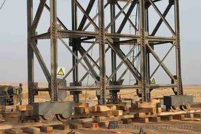 新建兰新铁路哈密盐泉特大桥架梁龙门吊搭设完毕,图三