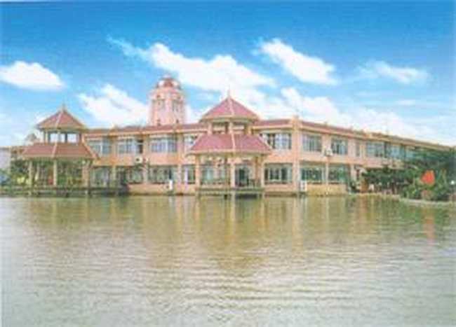 海南丽湖水庄洒店