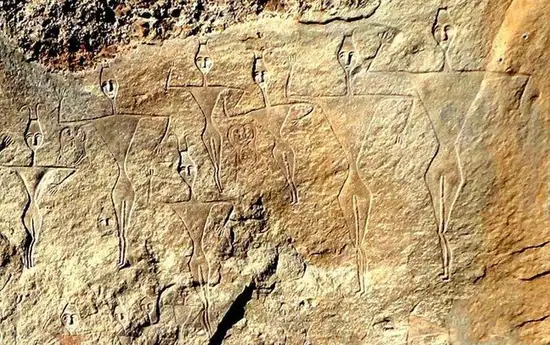 新疆昌吉康家石门子岩画2.jpg