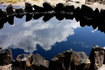 新疆克拉玛依黑油山,图三