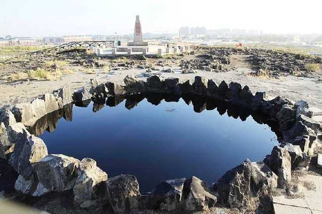 新疆克拉玛依黑油山,图一