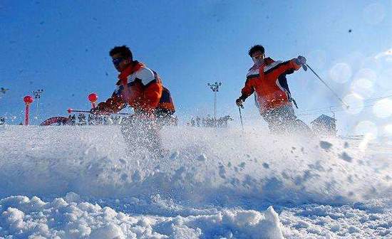 新疆乌鲁木齐雪莲山高尔夫灯光滑雪场,图二