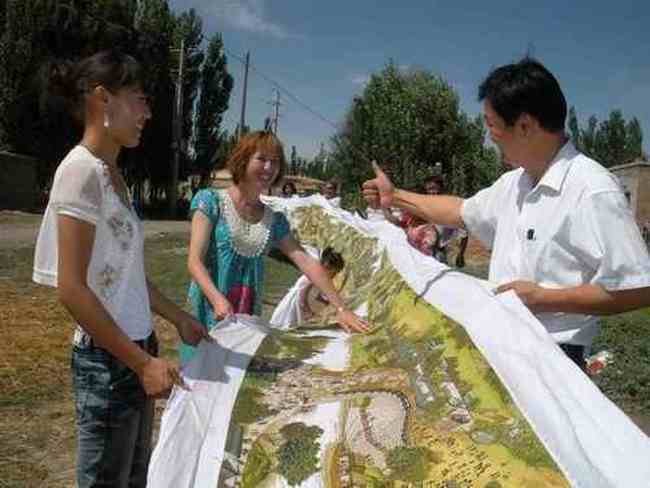 哈族女教师绣出22米《清明上河图》,图二