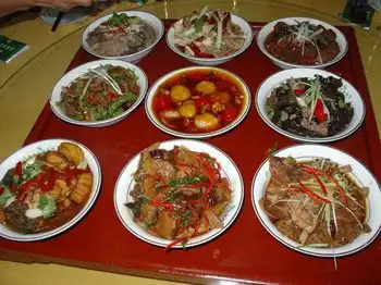 新疆回族的“九碗三行”正宗宴席,图一