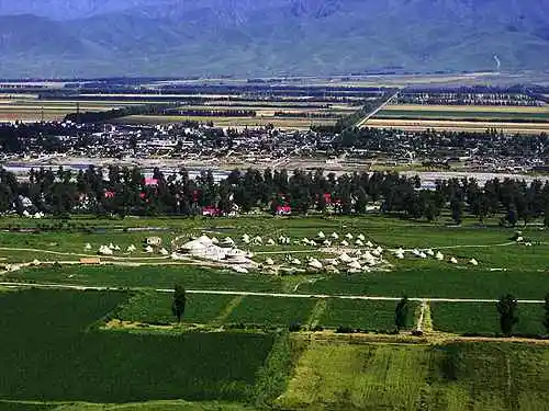 到青葱草原策马扬鞭