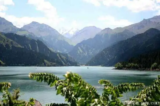 北疆自然揽胜之一:美若碧玉的天山明珠