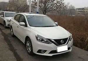 5座白色尼桑