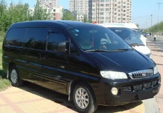 9座黑色现代瑞丰商务车