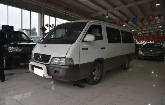 白色奔驰MB100
