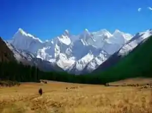 向着雪山前行