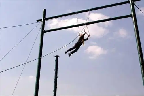 企业拓展之空中抓杠