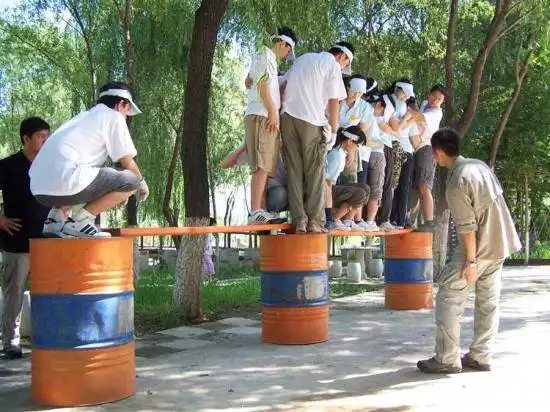 企业拓展之穿越沼泽