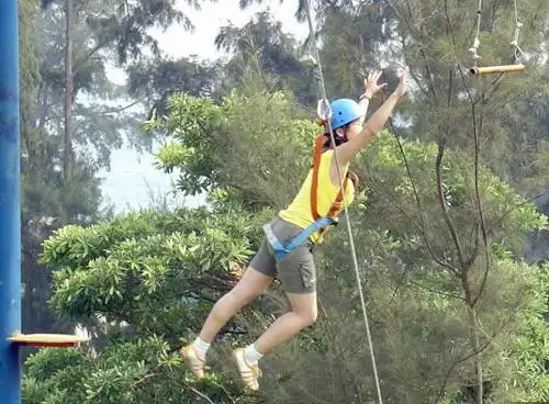 企业拓展之空中抓杠