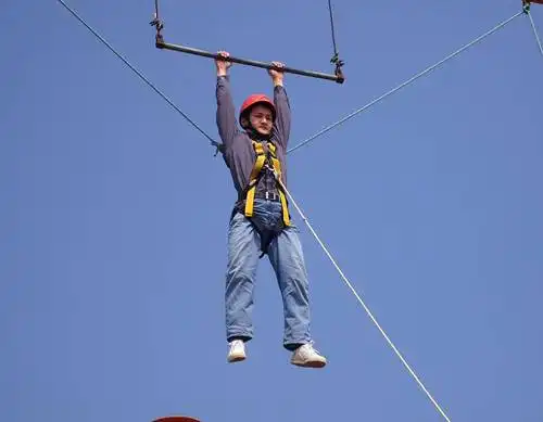 企业拓展之空中抓杠