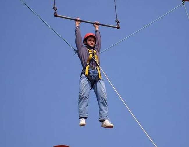 企业拓展之空中抓杠,图一