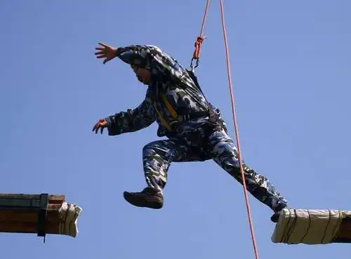 企业拓展之空中断桥