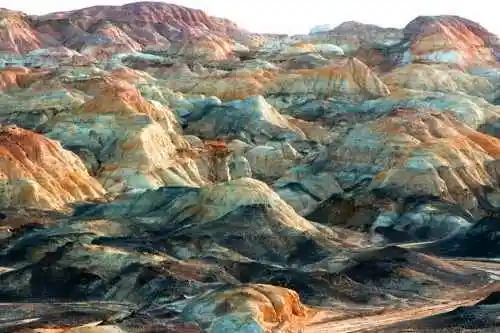 新疆五彩山雅丹地貌