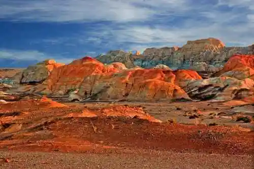 新疆五彩山雅丹地貌