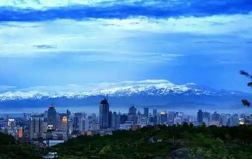 夜幕下的乌鲁木齐