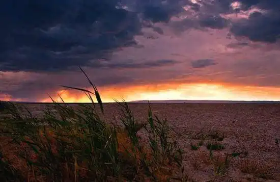 黄昏中的乌伦古湖