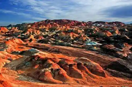 新疆五彩山雅丹地貌